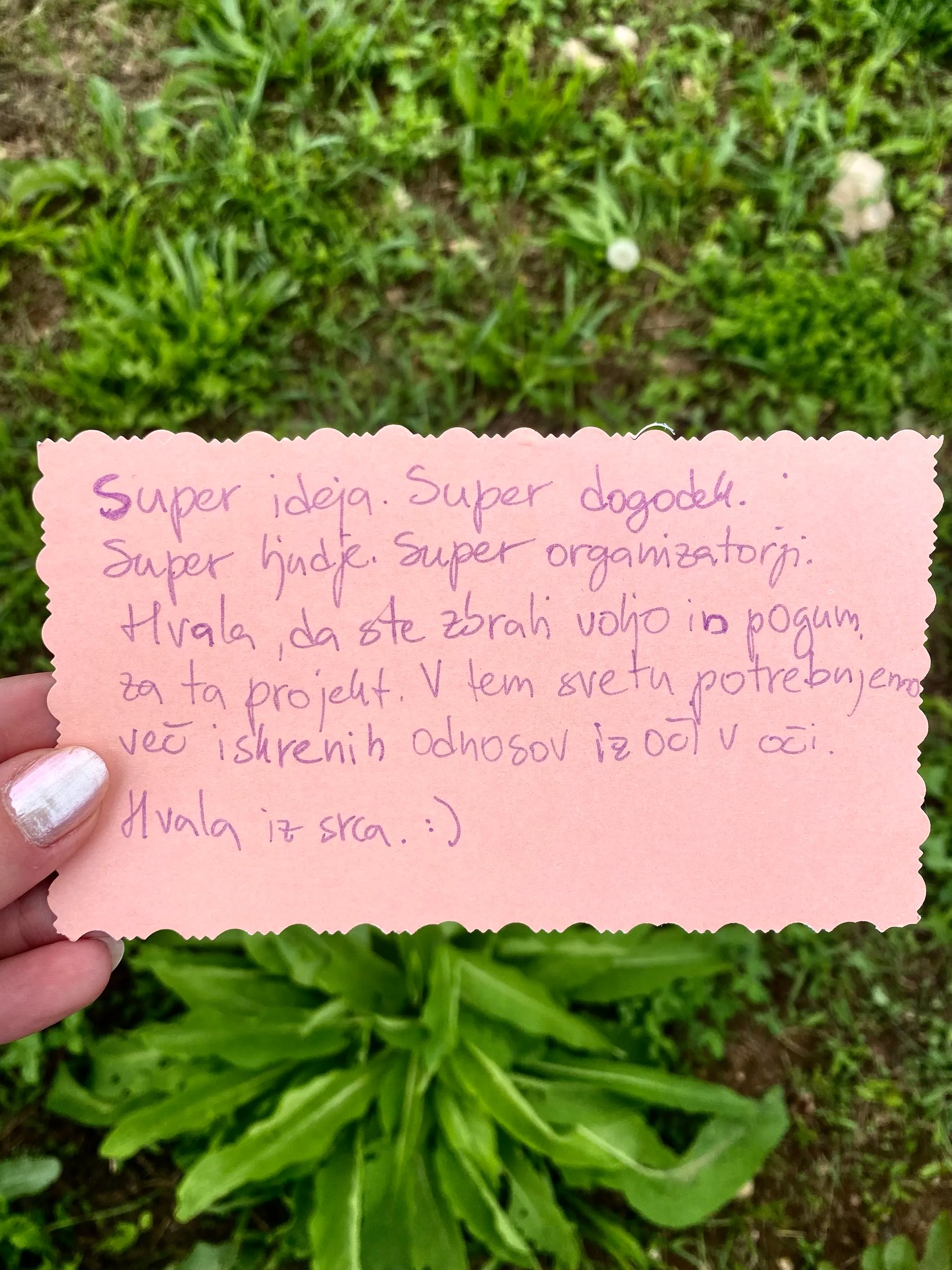 Listek z zahvalo: »Super ideja. Super dogodek. Super ljudje. Super organizatorji. Hvala, da ste zbrali voljo in pogum za ta projekt. V tem svetu potrebujemo več iskrenih odnosov iz oči v oči. Hvala iz srca.«