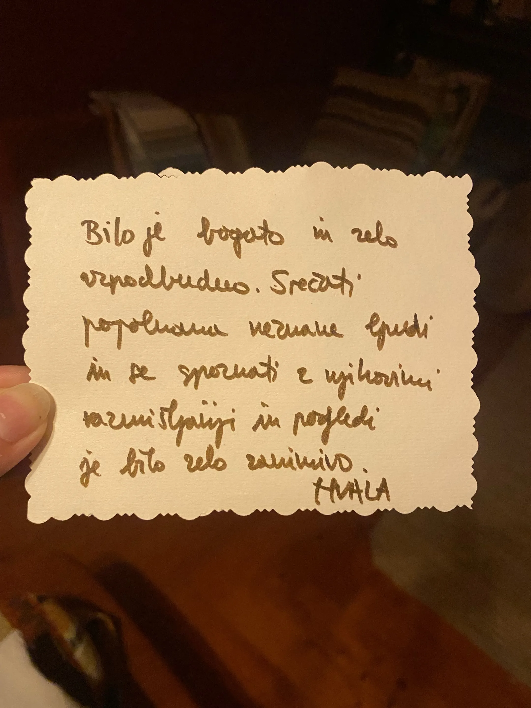 Listek z zahvalo: »Bilo je bogato in zelo vzpodbudno. Srečati popolnoma neznane ljudi in se spoznati z njihovimi razmišljanji in pogledi je bilo zelo zanimivo. Hvala.«