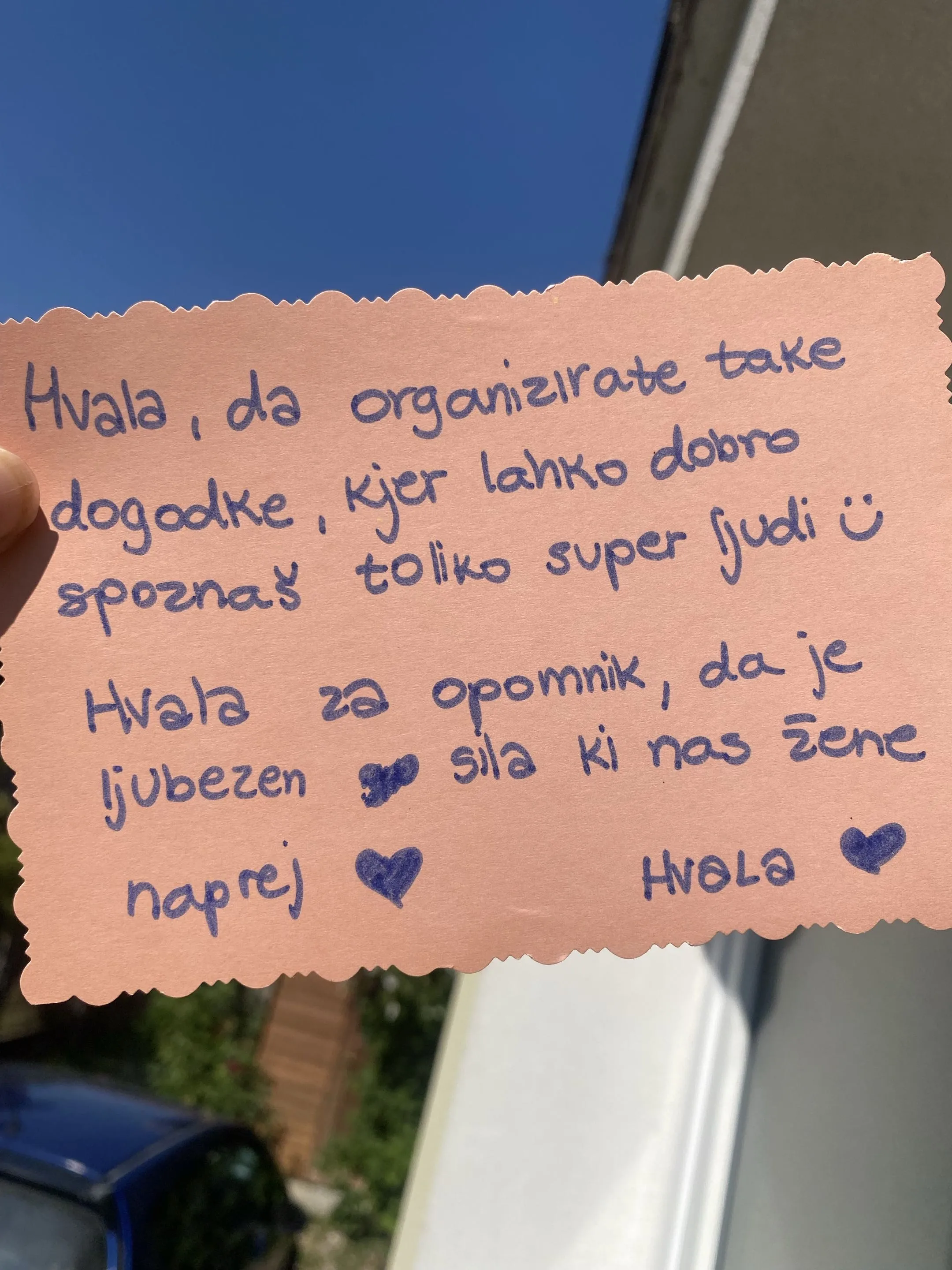 Listek z zahvalo: »Hvala, da organizirate take dogodke, kjer lahko dobro spoznaš toliko super ljudi. Hvala za opomnik, da je ljubezen sila, ki nas žene naprej. Hvala.«