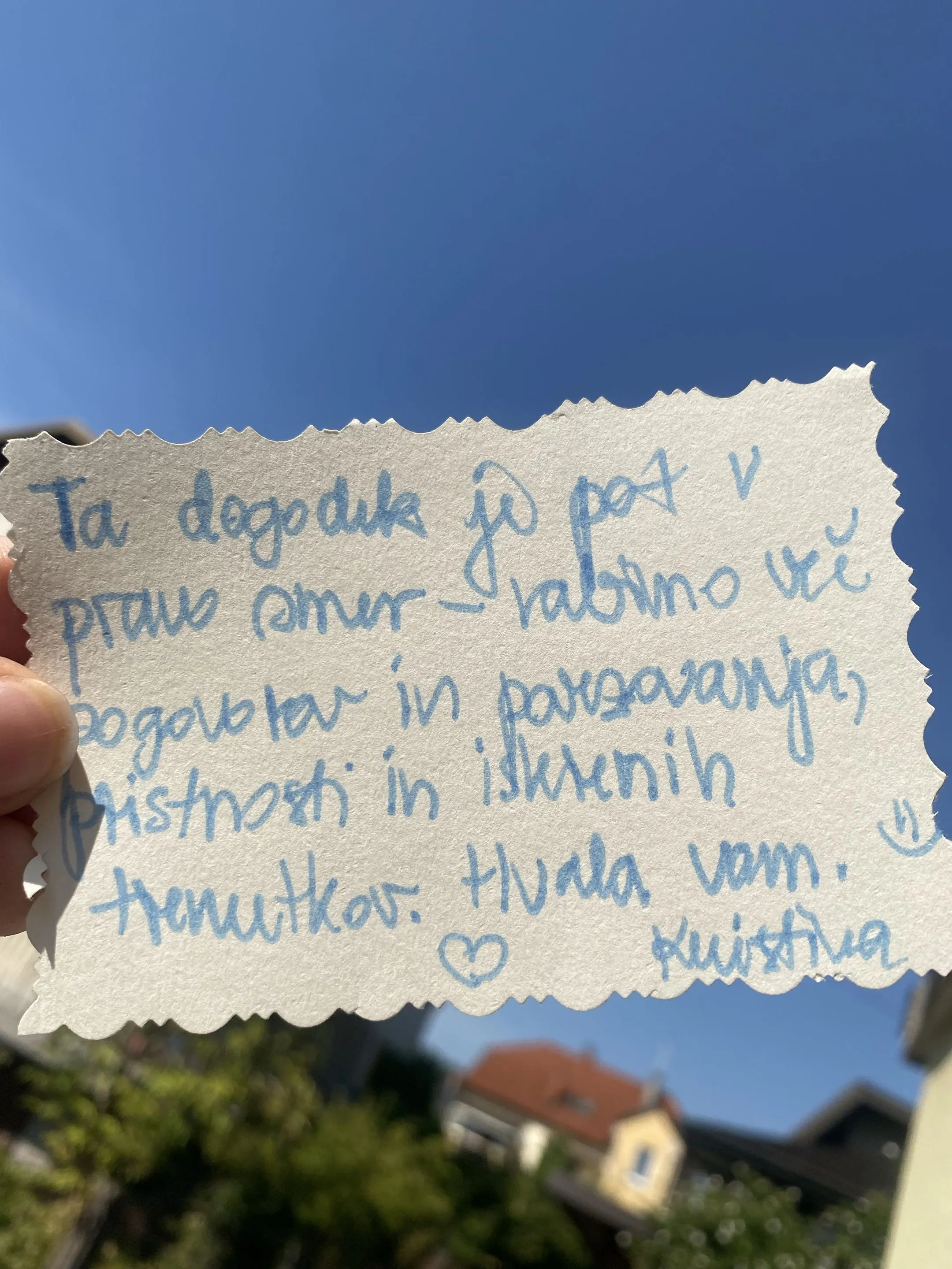 Listek z zahvalo: »Ta dogodek je pot v pravo smer — rabimo več pogovorov in povezovanja, pristnosti in iskrenih trenutkov. Hvala vam. Kristina«