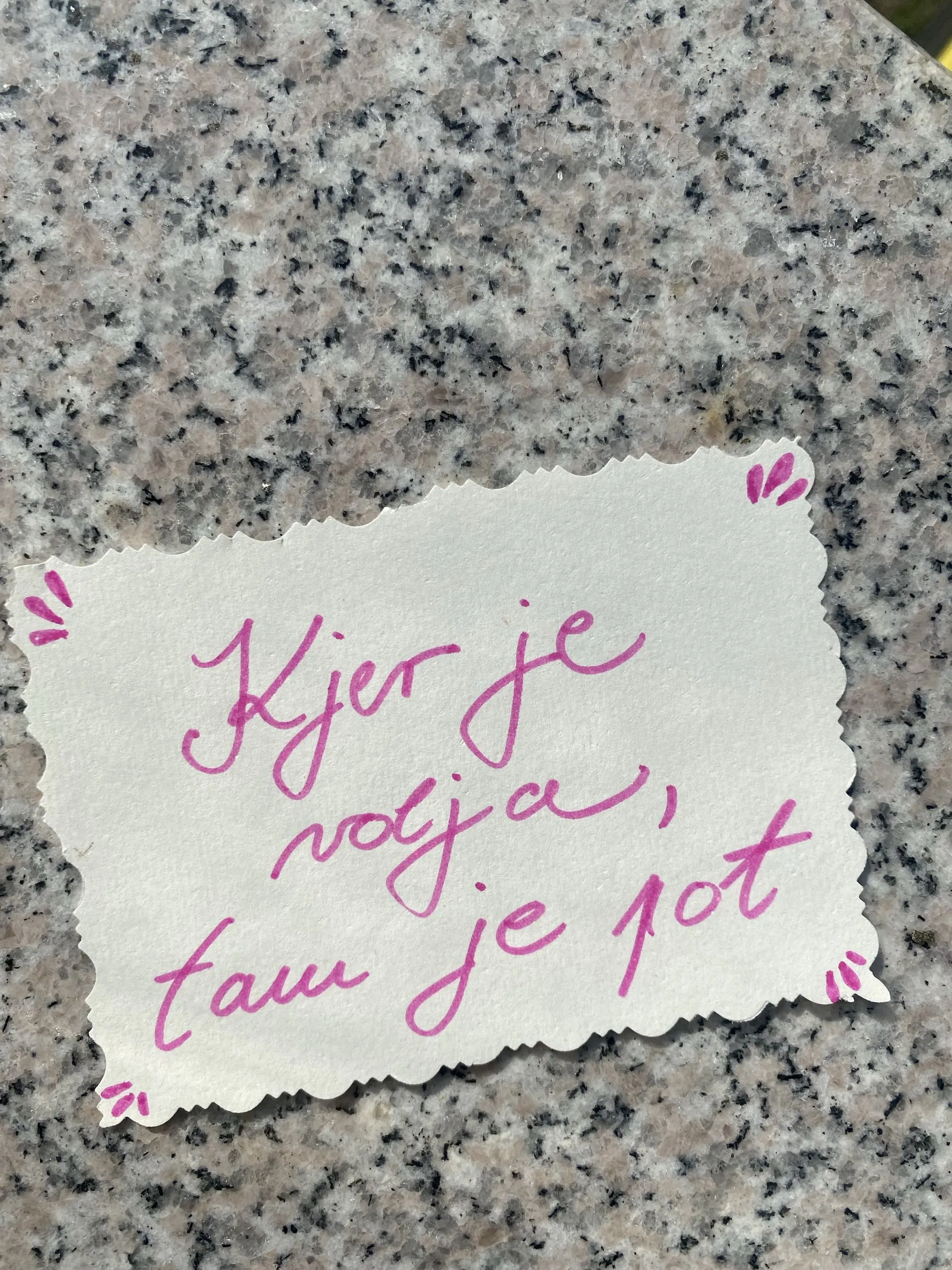 Listek z napisom: »Kjer je volja, tam je pot.«